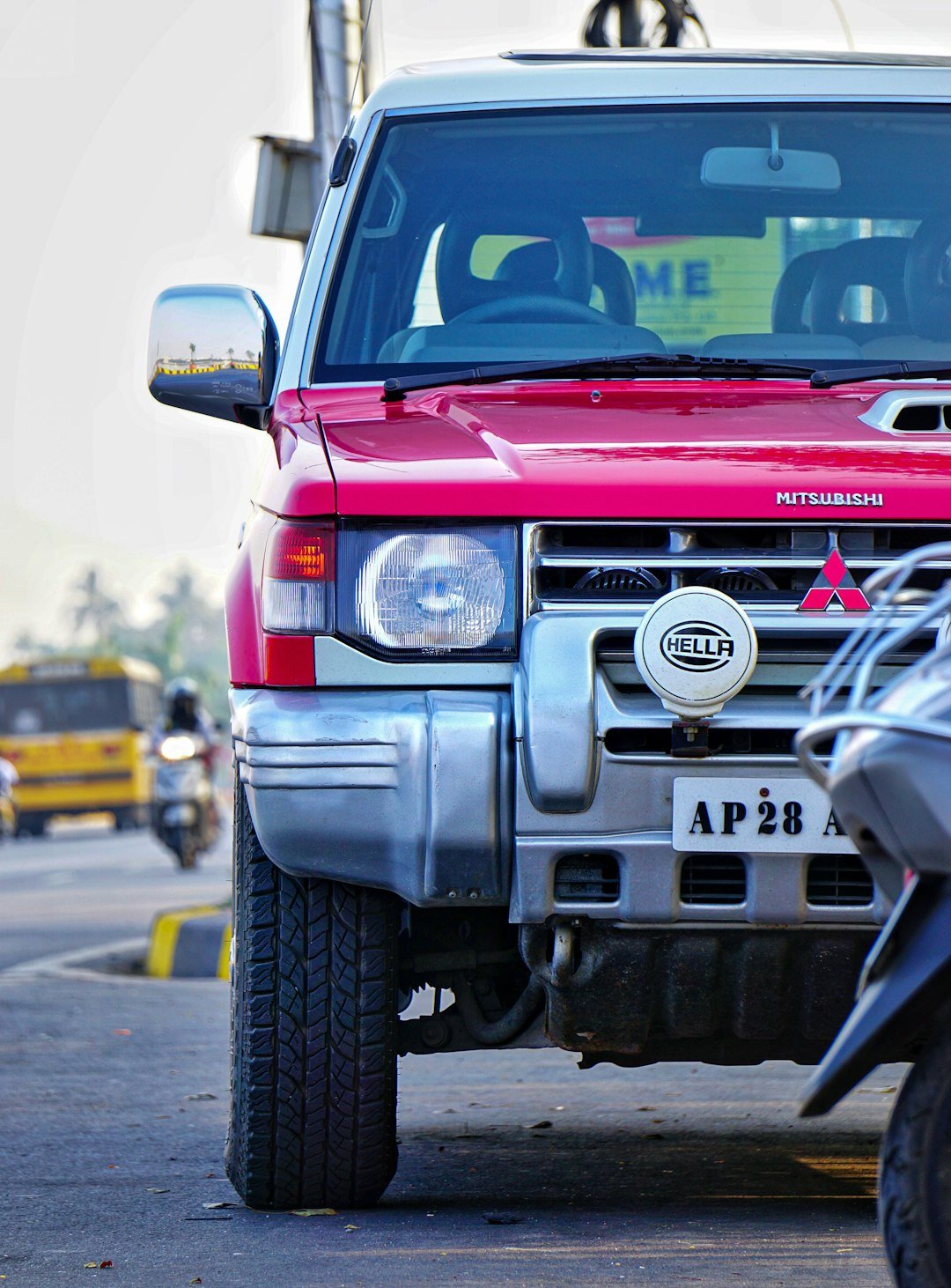 red and black jeep suv gtuwc9d9rie